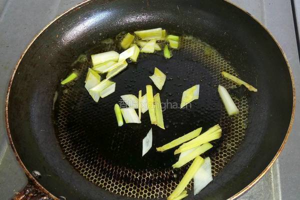 芹菜炒木耳的做法图解2
