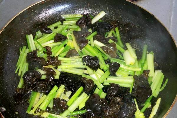 芹菜炒木耳的做法图解3