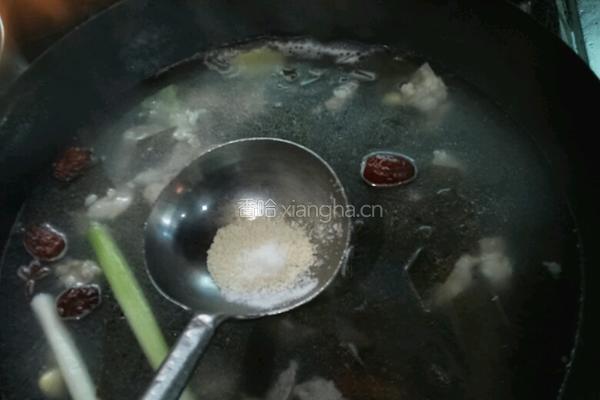 海带排骨汤的做法图解3