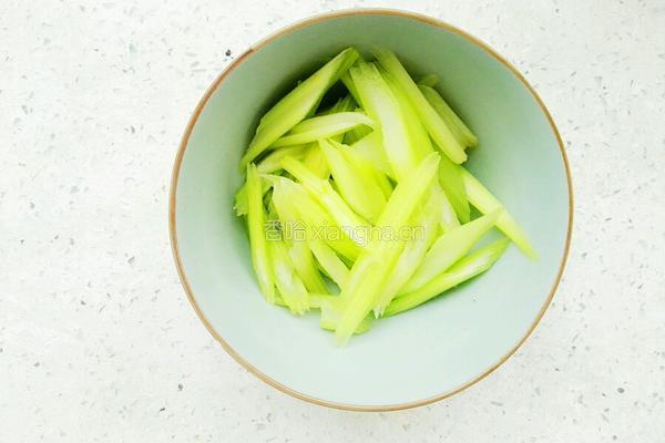 西芹炒虾尾的做法图解3