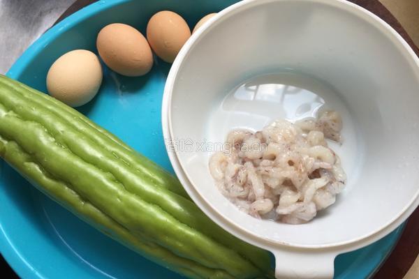 虾仁鸡蛋炒苦瓜的做法图解1