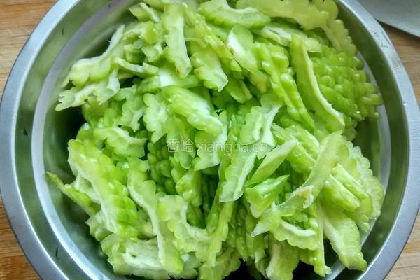 苦瓜炒肉丝的做法图解1