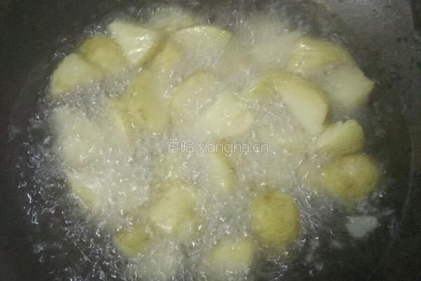 拔丝土豆的做法图解2