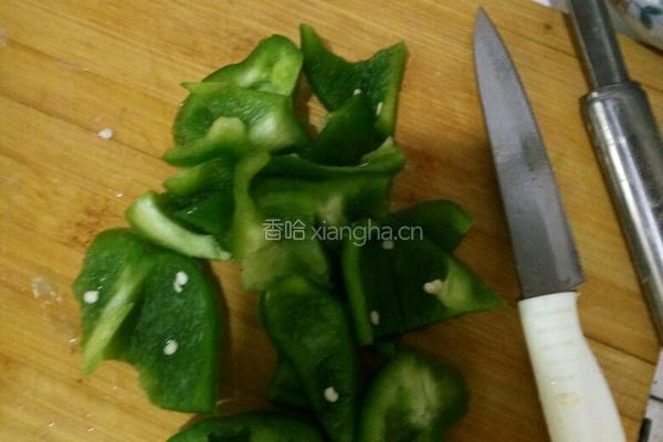 西红柿辣椒土豆片的做法图解2