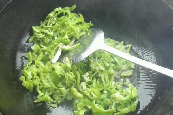 青椒炒臭豆干的做法图解4