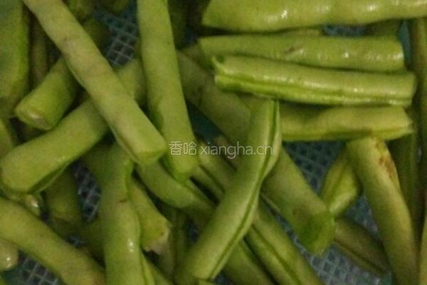 肉末炒四季豆的做法图解1