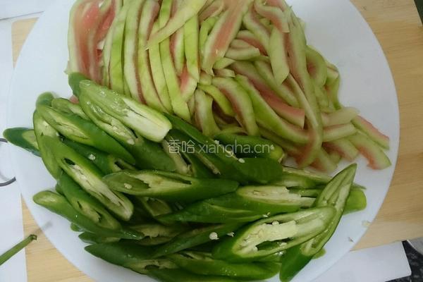 西瓜皮炒辣椒的做法图解6