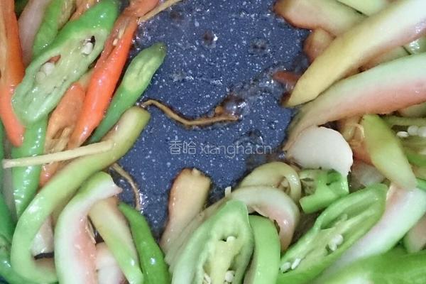 西瓜皮炒辣椒的做法图解10