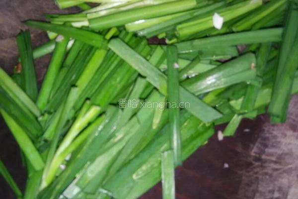 韭菜煮菌菇的做法图解3