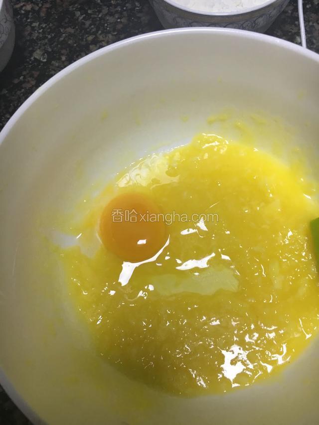 加入糖粉拌匀，加入鸡蛋拌均匀