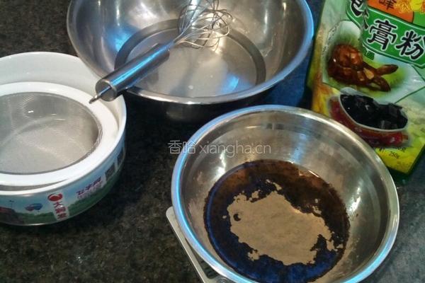 龟苓膏(4小碗)的做法图解1
