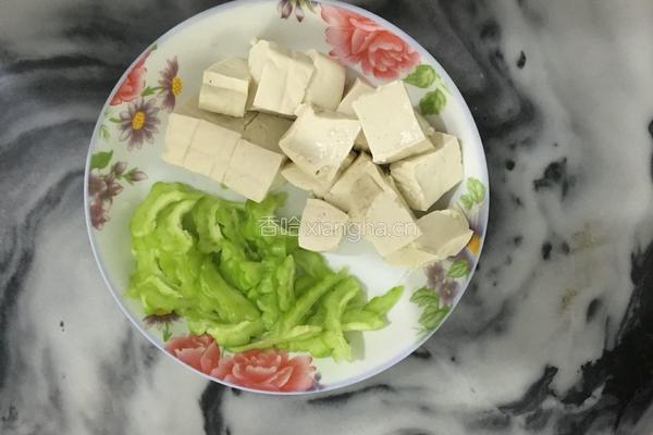 鲫鱼苦瓜豆腐汤的做法图解2