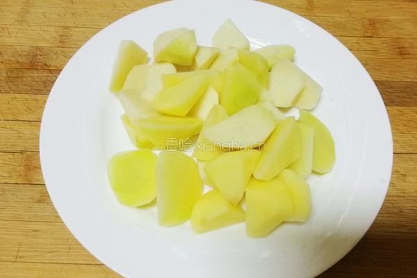 土豆焖鸡的做法图解2