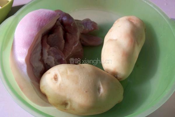  土豆红烧肉的做法图解1