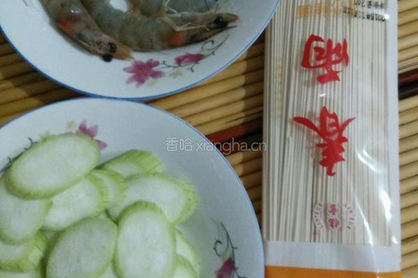 丝瓜大虾面条的做法图解1