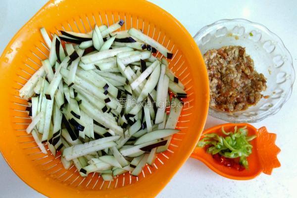 肉末炒茄丝的做法图解1