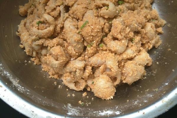 粉蒸肥肠的做法图解7