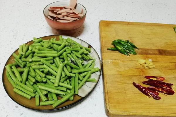 香肠火腿炒豇豆的做法图解1