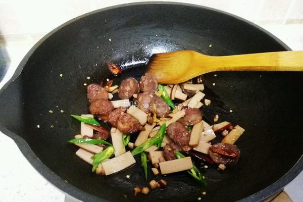 香肠火腿炒豇豆的做法图解4