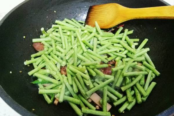 香肠火腿炒豇豆的做法图解5