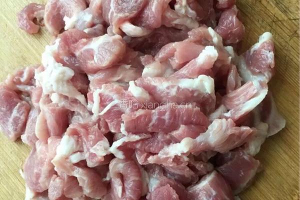 泡椒酸豆角炒肉片的做法图解2