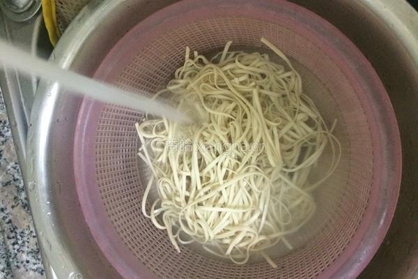 鸡蛋炒面的做法图解2