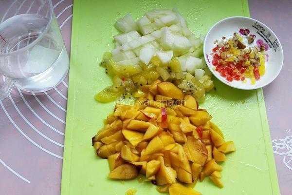 现榨水果饮的做法图解1