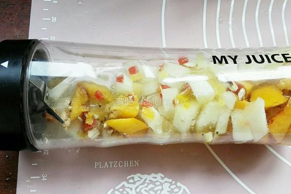 现榨水果饮的做法图解2
