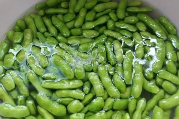 香辣毛豆的做法图解2
