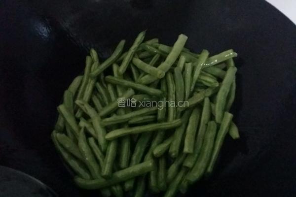 干煸豆角的做法图解3
