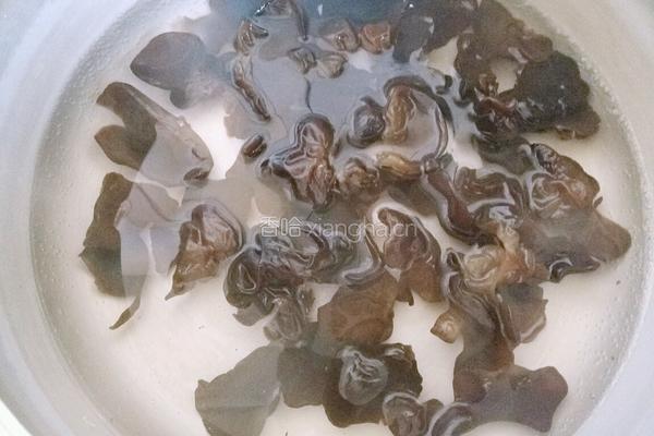 葱香木耳的做法图解1
