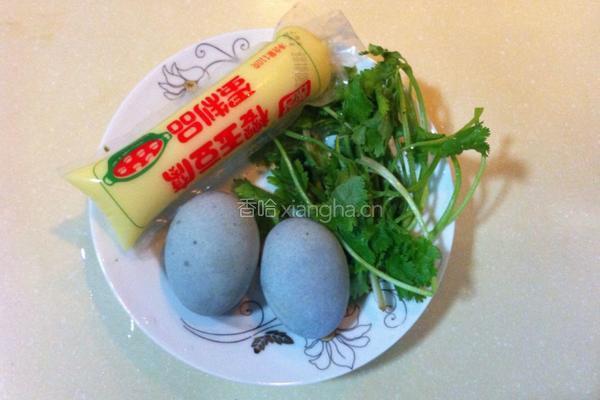 皮蛋拌樱玉豆腐的做法图解1