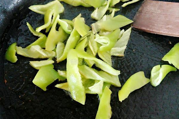 尖椒炒火腿的做法图解3