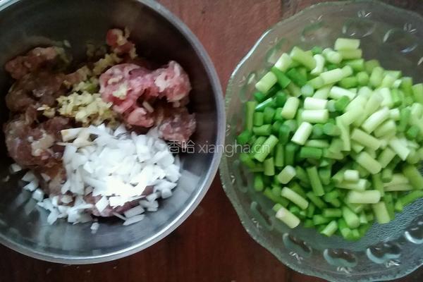 蒜苔肉末炸酱面的做法图解1