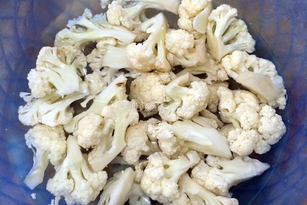 虾仁炒花菜的做法图解1