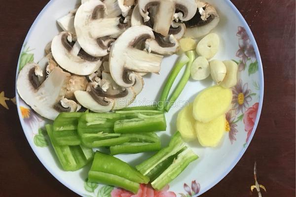 鲜菇爆炒鸡肉的做法图解2