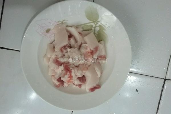 白菜杆炒肉的做法图解1