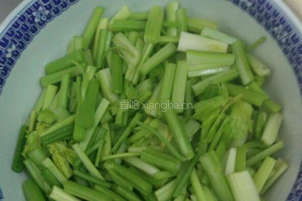 泡椒西芹的做法图解1