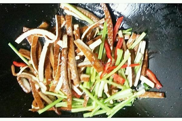香芹炒豆腐干的做法图解4