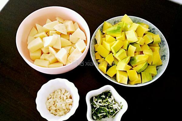 土豆炖南瓜的做法图解1