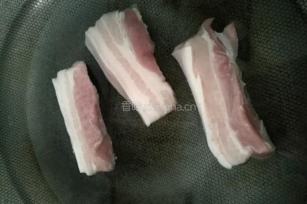 梅菜干炒五花肉的做法图解2