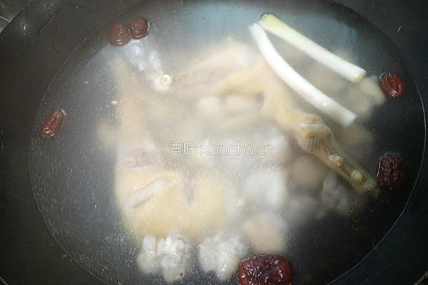 风萝卜蹄花汤的做法图解2