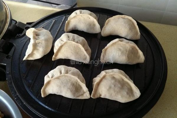 老坛酸菜鸡肉锅贴的做法图解8