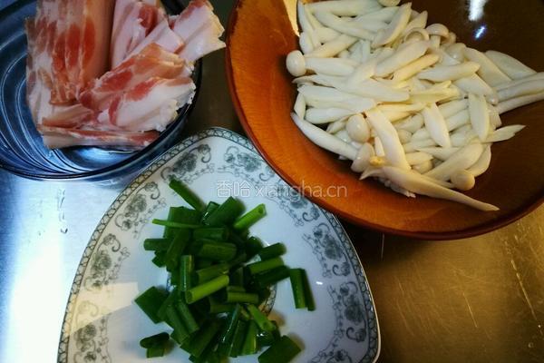 五花肉炒鸡腿菇的做法图解2