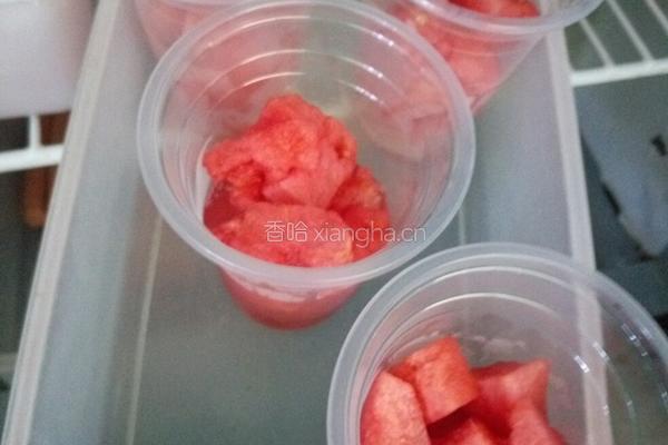 鲜榨西瓜汁的做法图解1