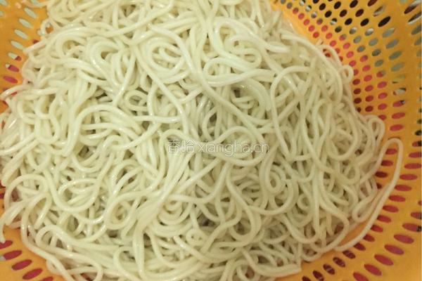 非正宗的炸酱面的做法图解1