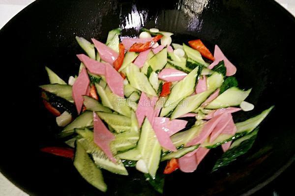 黄瓜炒火腿肠的做法图解4
