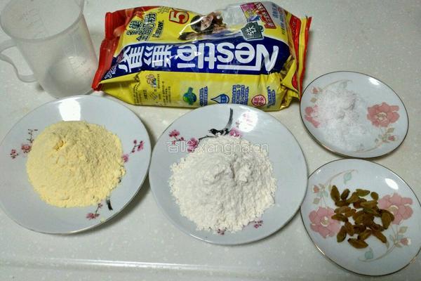 奶香葡萄干玉米面饼的做法图解1