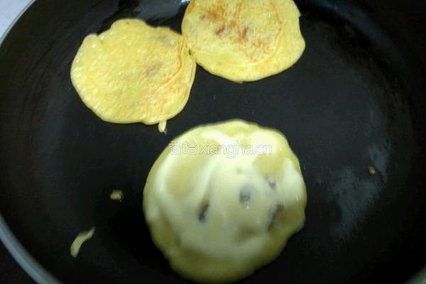 奶香葡萄干玉米面饼的做法图解3