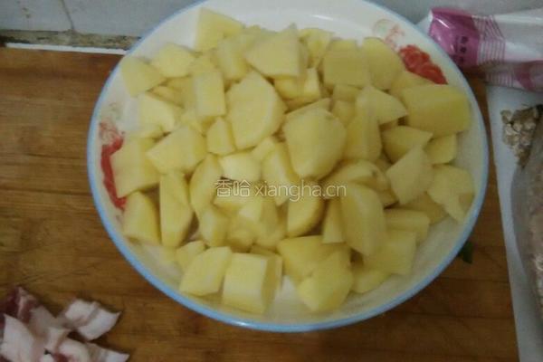 土豆炖肉的做法图解1